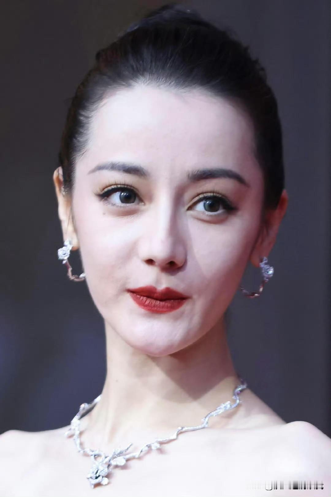 迪丽热巴怼脸生图长这样