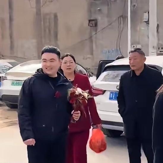 你能想象订婚时，新郎捧着花却没认出门口的新娘吗？河南这对新人就上演了这么一出令人
