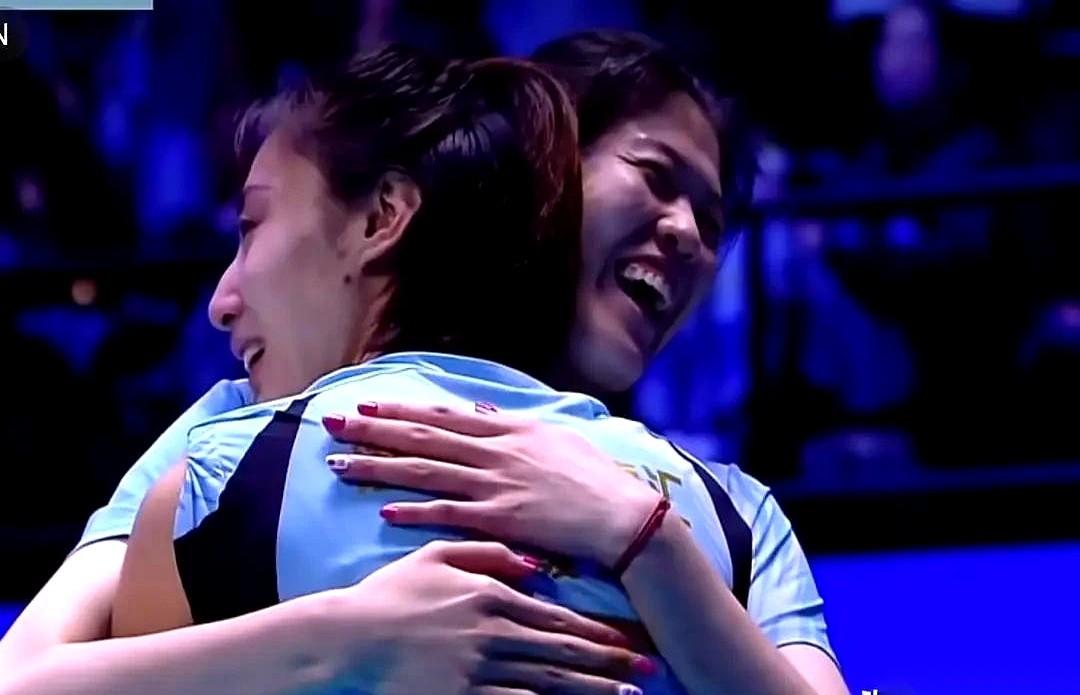 我真看不得这俩姑娘抱在一起哭。
王媛媛，李盈莹。
一次在巴黎，输给土耳其，奥运四