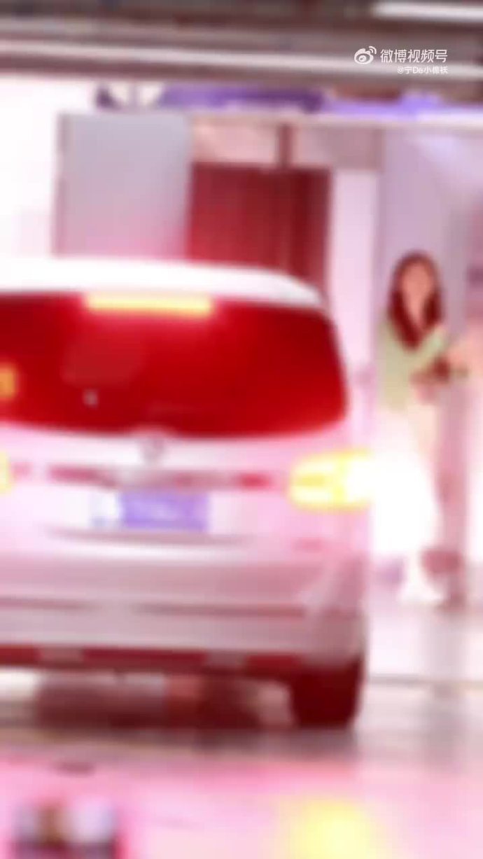 刘宇宁红发挑染小辫造型 刘宇宁绅士王子礼  刘宇宁红发挑染小辫造型，刘宇宁绅士王