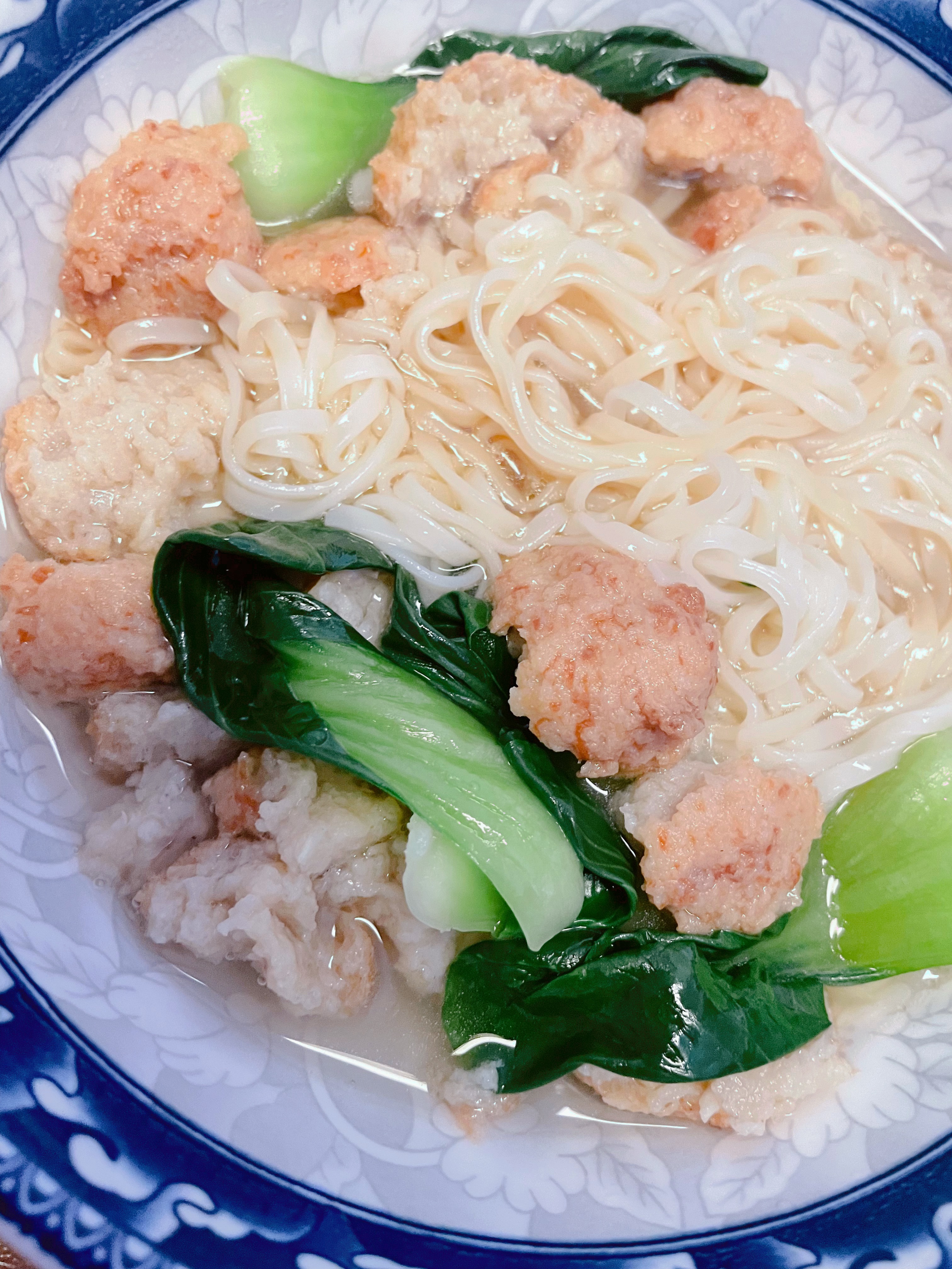 美食  今天吃面🍜 清水煮面，加点盐入味，放一颗上海青，三个喜旺肉丸，汤碗里加