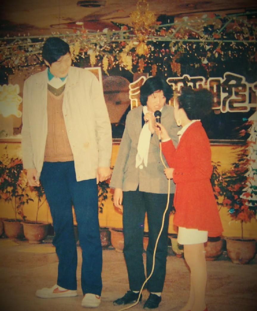 篮球明星康建华，一张罕见的留影，这张照片拍摄于1991年，地点为重庆江陵机器厂厂