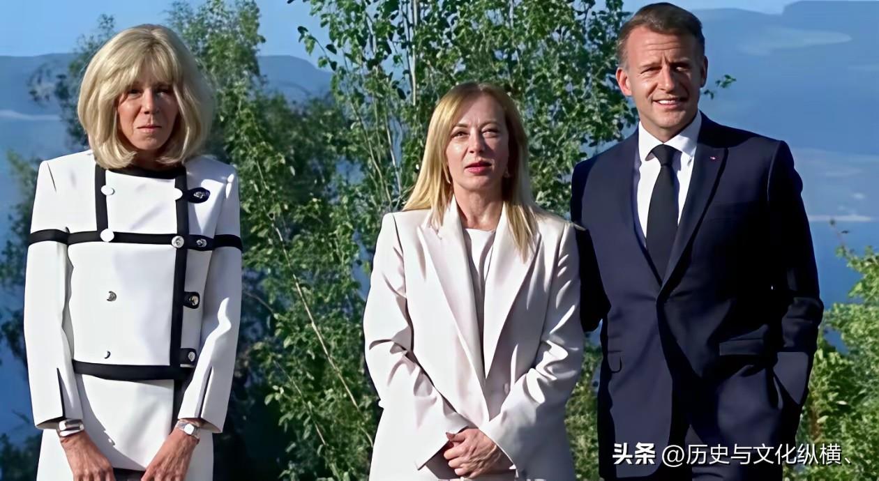 这个站位是对的。元首合影，夫人靠边。梅洛尼没带老公吗？带了只好跟马克龙夫人站一边