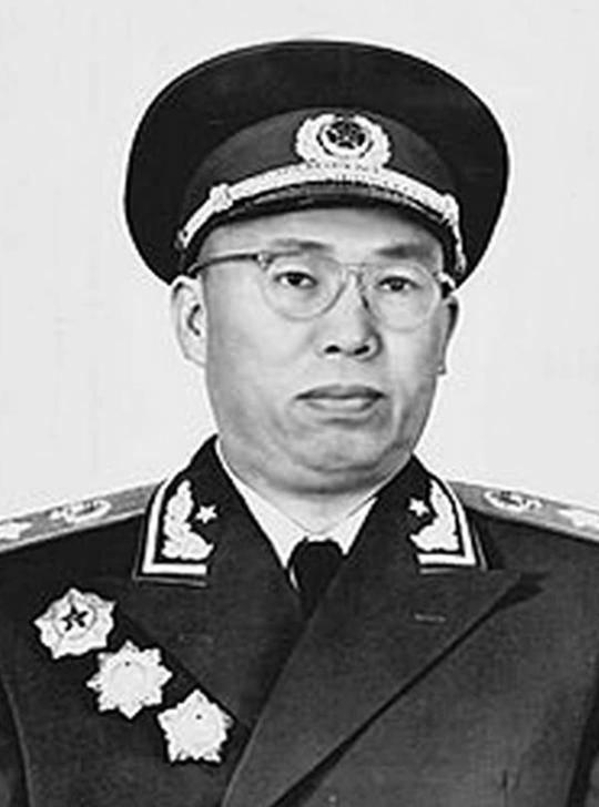 毛主席问罗荣桓：新中国成立以后想做什么官啊？罗荣桓大度，不仅没有提任何要求，还推