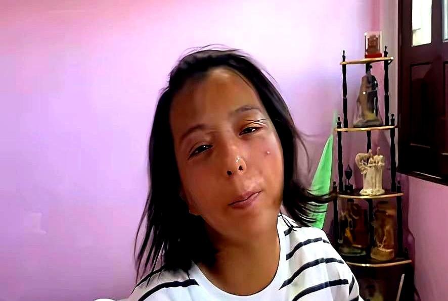 才短短一个月，一个走路带风的硕士女孩，竟硬生生熬成了一脸沧桑的印度村妇？
刷到丹