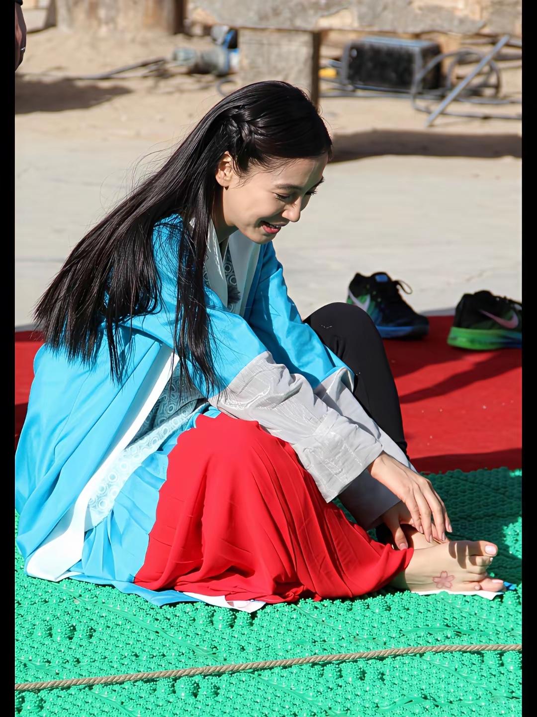 杨颖脚上纹身真好看