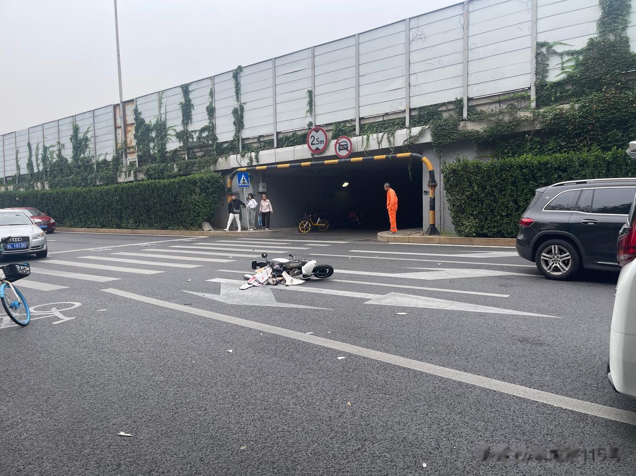 一辆电动自行车与一辆摩托车在桥区路口相撞，两人飞出数米远，碎片散落一地，电动自行
