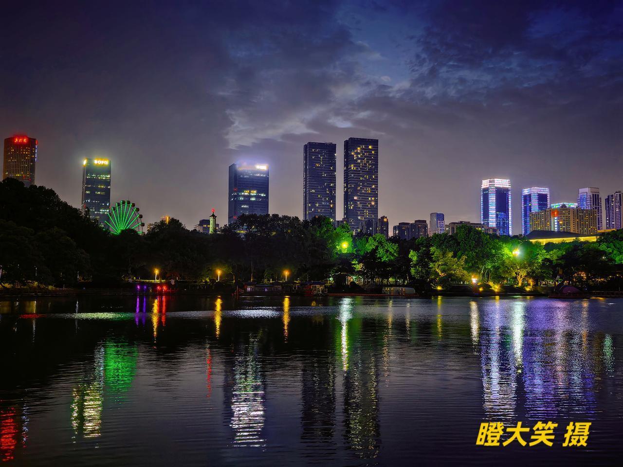 白日匆忙的车马人声渐渐淡去，灯光映在水上，一半是都市的烟火璀璨，一半是湖水的温柔