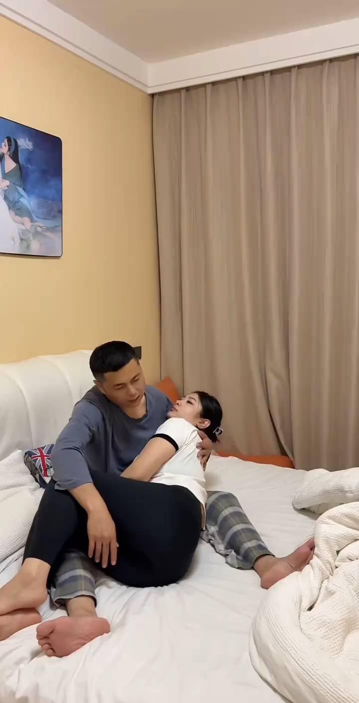哄大胖媳妇睡觉。
世上只有爸爸好，有爸的孩子像个宝。怎么还不睡？饿了。