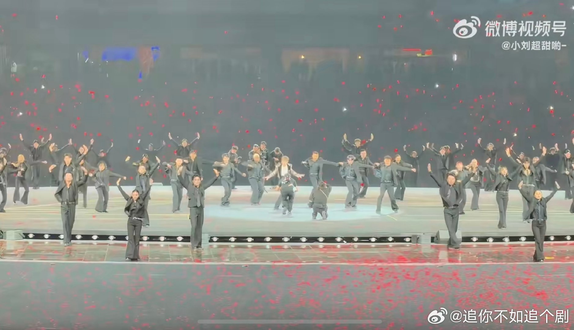 张杰鸟巢演唱会齐舞 杰哥这齐舞水平绝了！鸟巢舞台上又唱又跳，实力也太能打了 