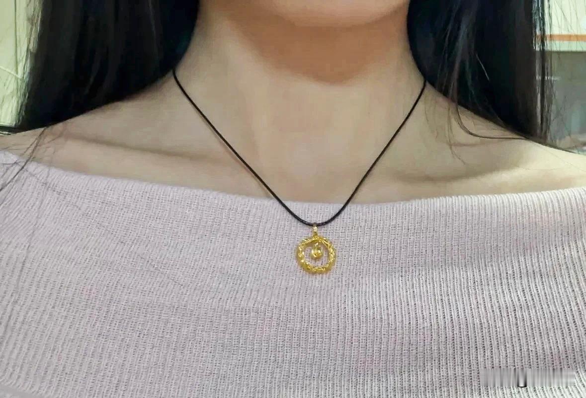 【真可谓“称量余生”！一个月工资，还没颗金纽扣重[捂脸]】黄金冲上1700元，心