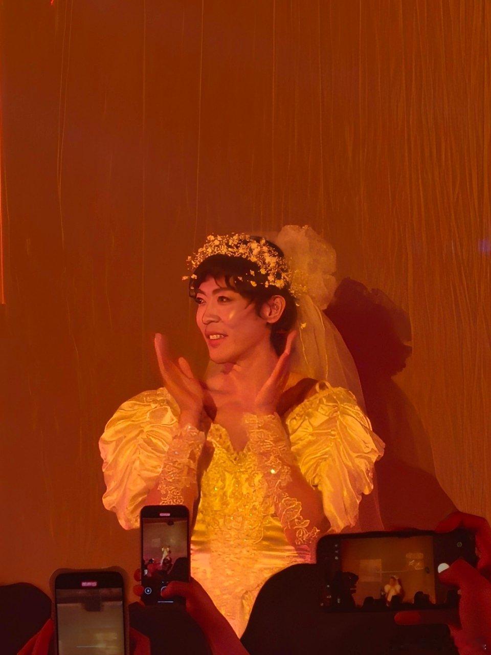 姜思达新专辑发布会太戳心！以“婚礼”为主题复刻妈妈年轻时的婚纱照，婚纱不再是刻板