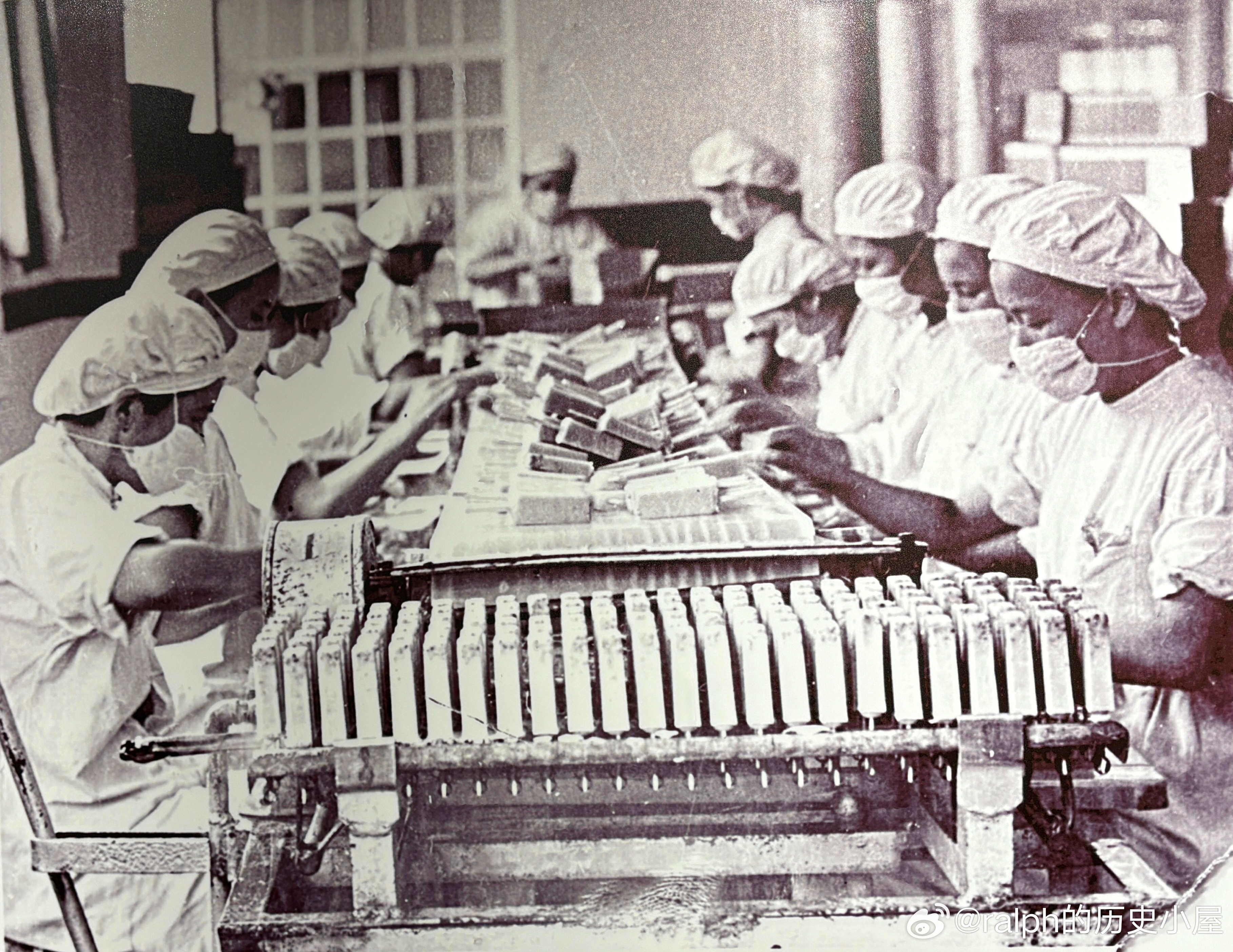 50年代上海益民食品一厂工人在包装冷饮产品历史影像 ​​​