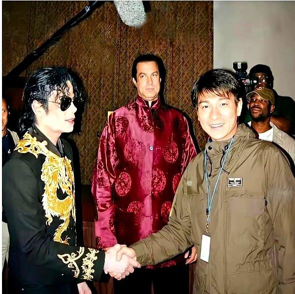 能让迈克尔·杰克逊亲自打电话邀请的亚洲艺人，谁？

就是华仔，刘德华！

看看这