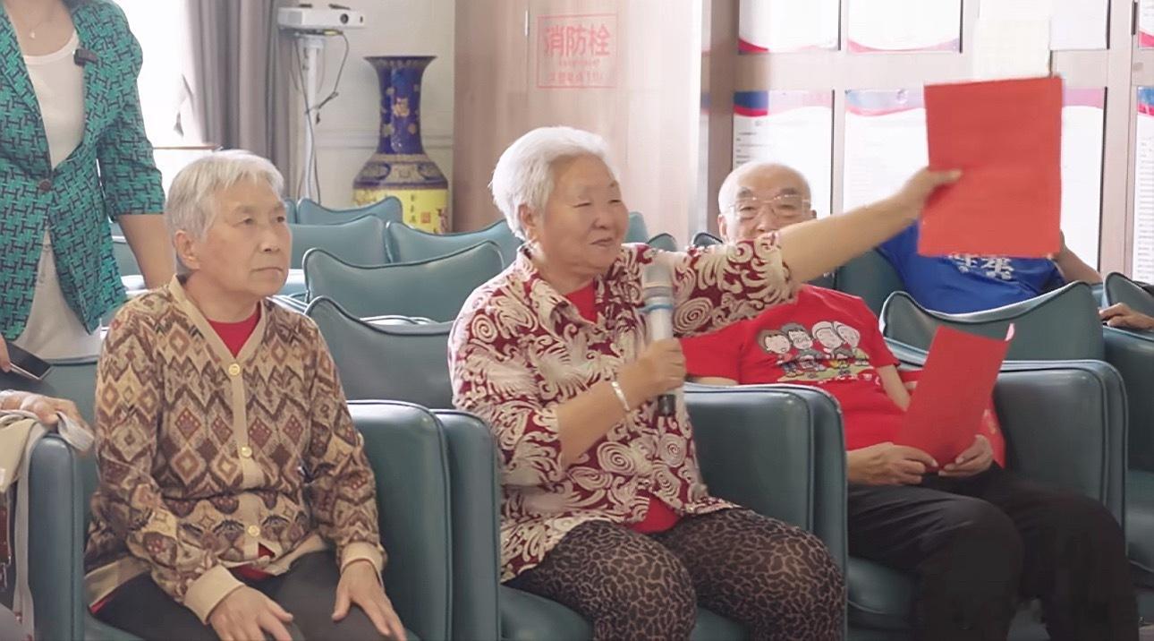 为父母开的养老院成90多位老人的家最初只为让父母安心养老，她3年拿下20多本证书