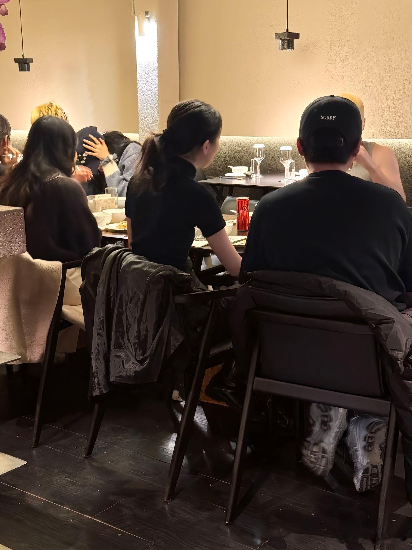 李嫣和朋友聚餐偶遇李嫣和朋友聚餐 好漂亮 