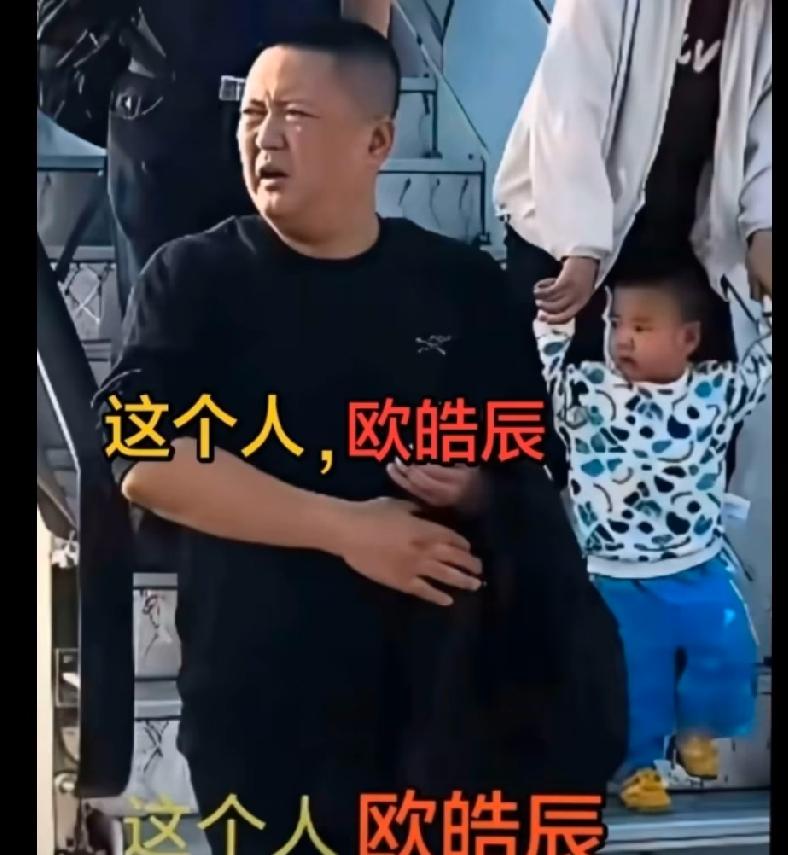 太无语！啥流量也蹭
竟然有人冒充逼空姐下跪的欧某男起号
自从欧某的样貌曝光以后，
