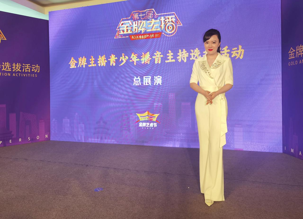 见过刘小唯这样的评委吗？孩子台上表演，我密密麻麻记了好几页纸的笔记。
“​热爱”