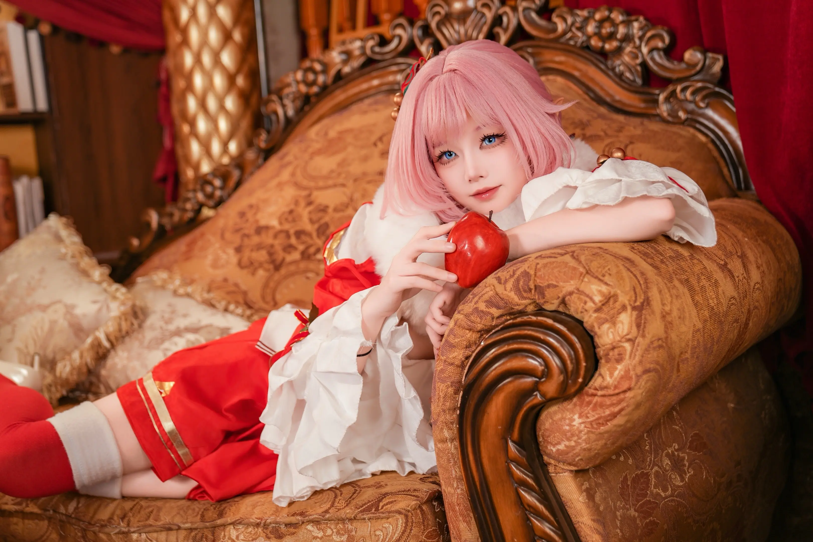 吃苹果喽。  嗯哼？