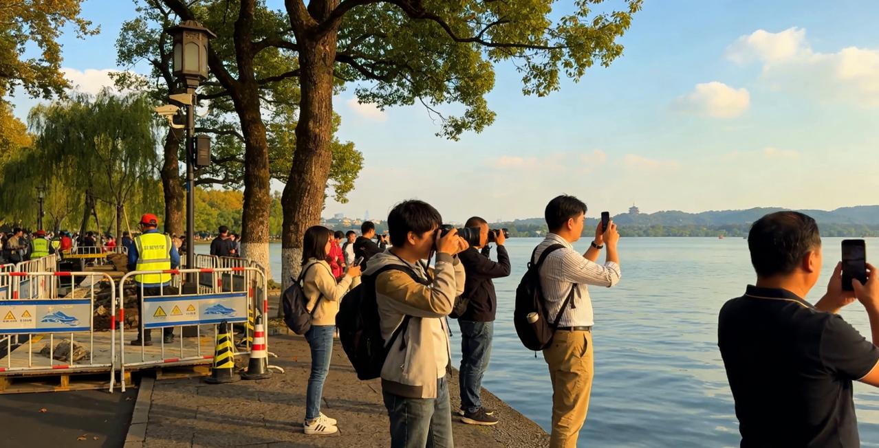 🌙 西湖深夜“清塘”：7吨漂白粉护荷，科学又环保
 
4月8日晚起，杭州西湖开