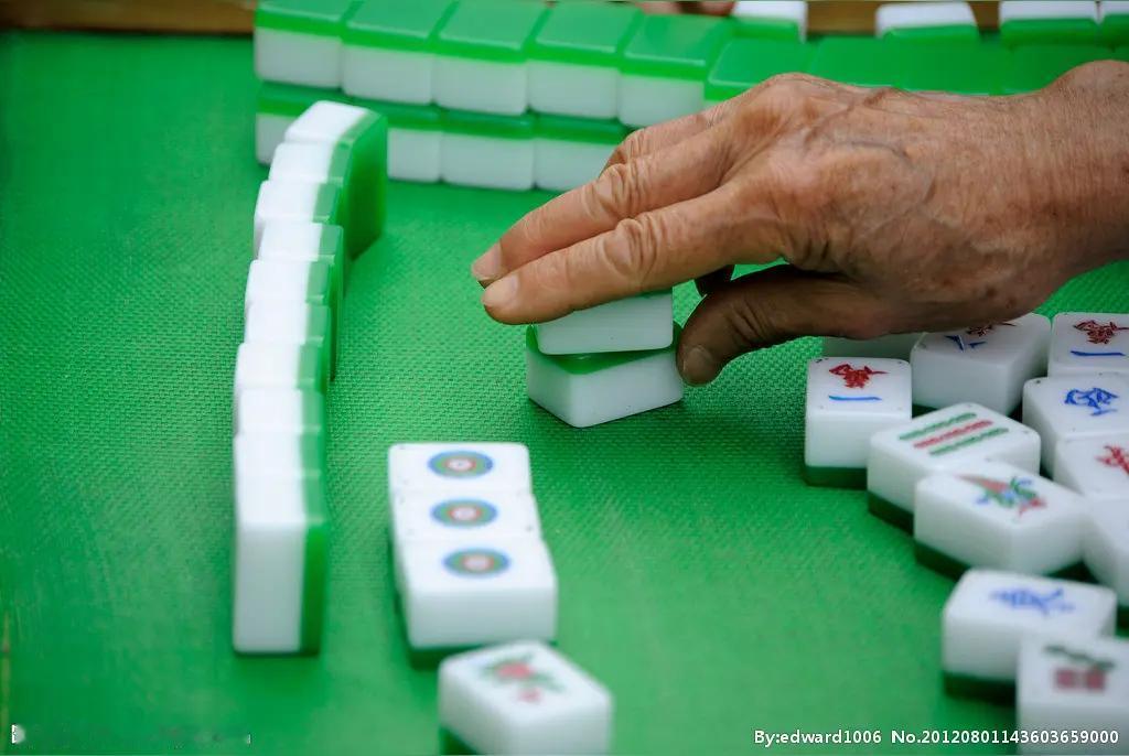 刘二送钱
老婆洗过澡披个浴巾来到客厅，让丈夫趁水热也抓紧洗个澡。在丈夫洗澡时，有