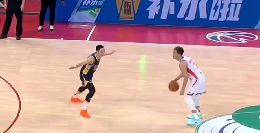 广东男篮vs龙狮男篮 郭艾伦对位胡明轩，两人的球鞋颜色都很抢眼！ 