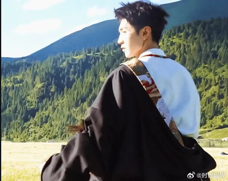 这个人的侧脸好像王源啊，有人认识吗 ​​​