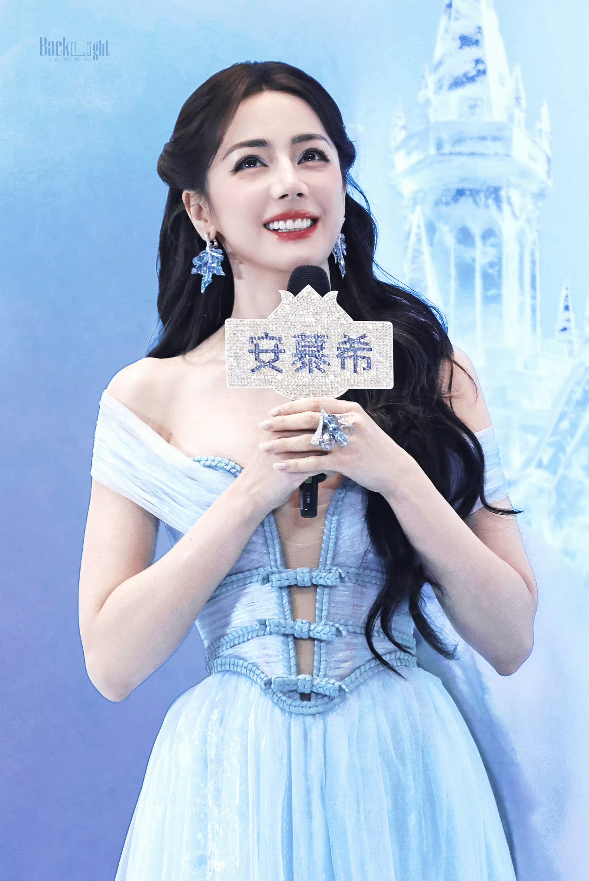 迪丽热巴深V开到腰了今天这么好看新浪推的都是什么词条底下的肉色打底看不到吗我请问