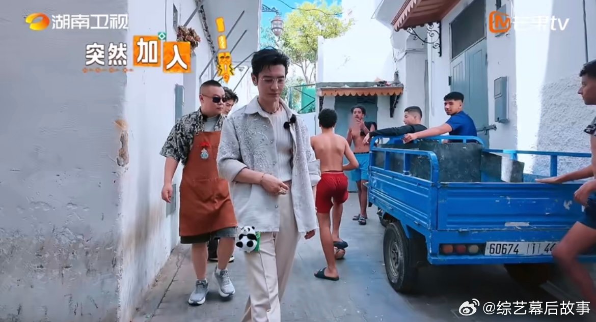 丁禹兮[超话]丁禹兮给摩洛哥男孩反手比赞丁禹兮和摩洛哥少年以球会友，奔跑时的少年