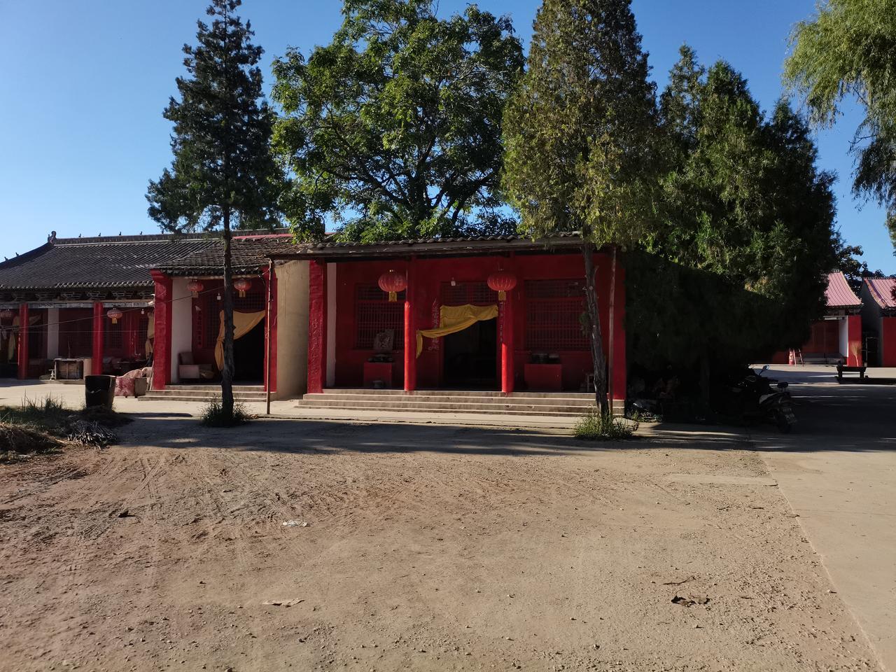 北关村北庙
在内丘县县城城北
北关村村北
有一座寺庙群
叫做北关村北庙
外表看不