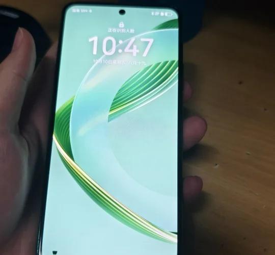 出一个Nova11se
8+256的，青色机身 也很轻薄的小手机
机身没有什么磕