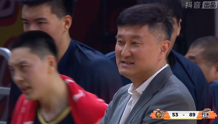 这场球打完，杜指导那边也得做做评估。现在这种打法常规赛没问题，到季后赛肯定是不行