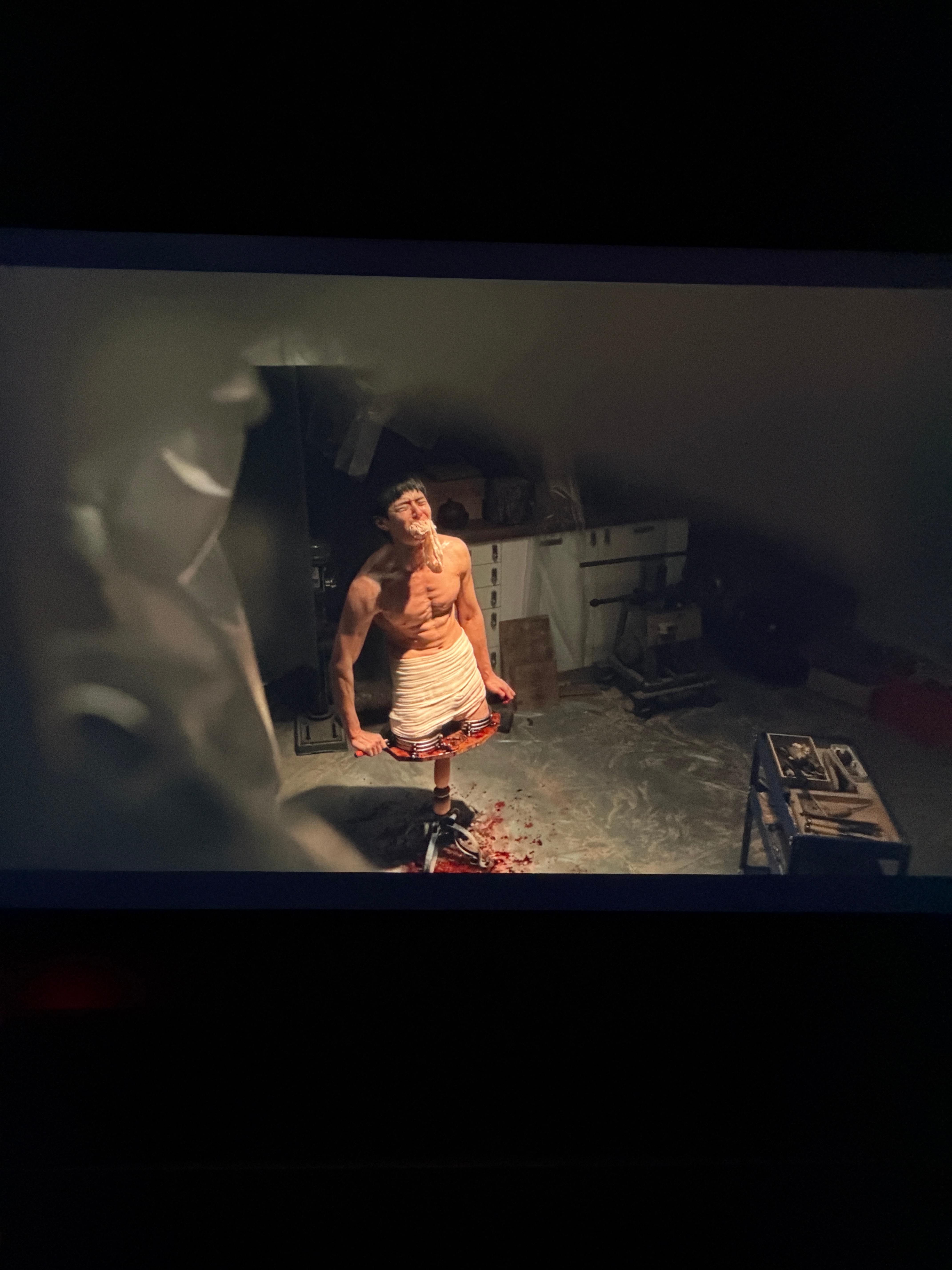 黑盒子  真的是我最近看过最血腥的一部剧了腿一阵一阵地软喜欢重口味的人可以去看看