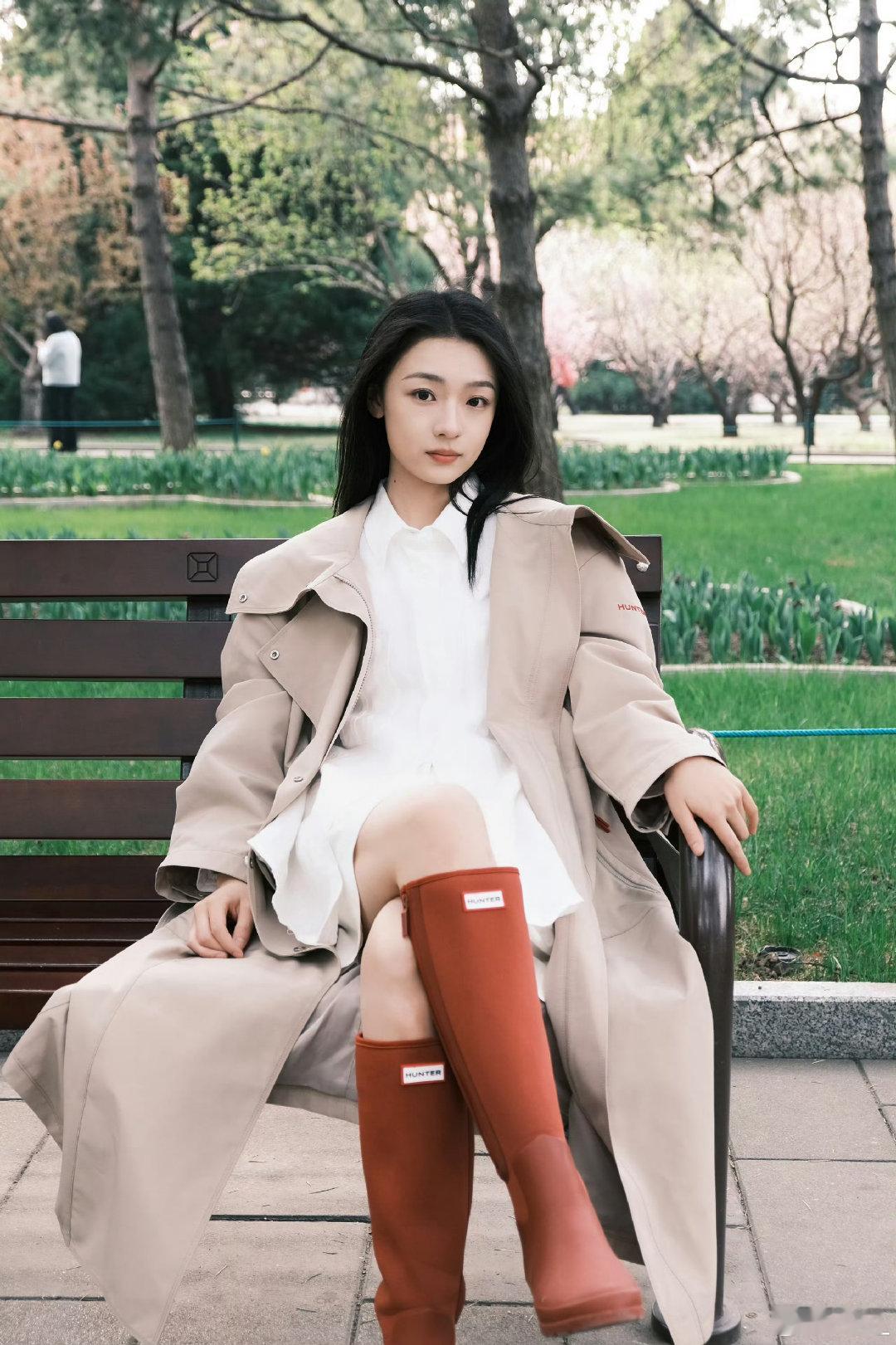 王和裹紧风衣走进风里王和风衣造型裹紧风衣走进风里，王和这组写真太有故事感了！卡其