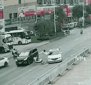 骑电动车无视交通法规，横冲直闯，把马路当成自家后花园，一辆汽车没反应过来，直接撞