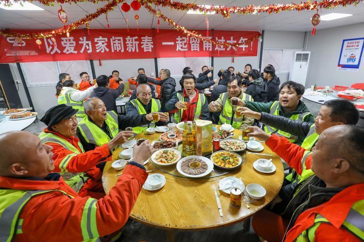 老板请工人及家属吃团圆饭