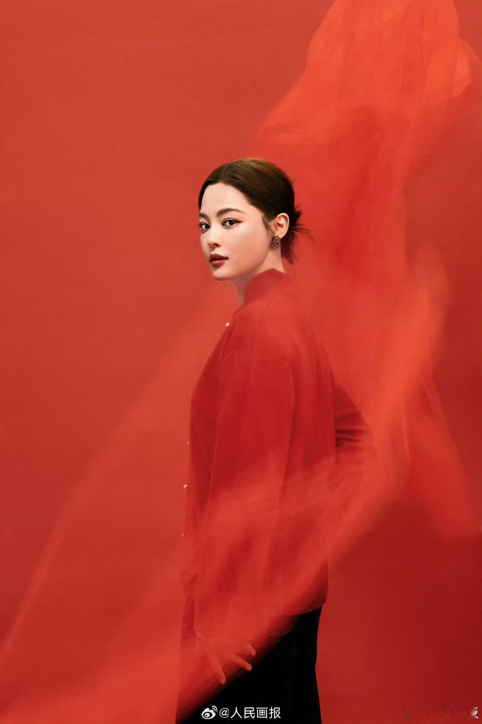 辛芷蕾人民画报正刊封面以影后之姿，登国家画报，辛芷蕾用表演连接世界，让更多人看见