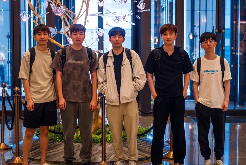 飞赴上海参加Ti，中国最强战队XG！

萧瑟，小学生，xnova，莫言，FY。