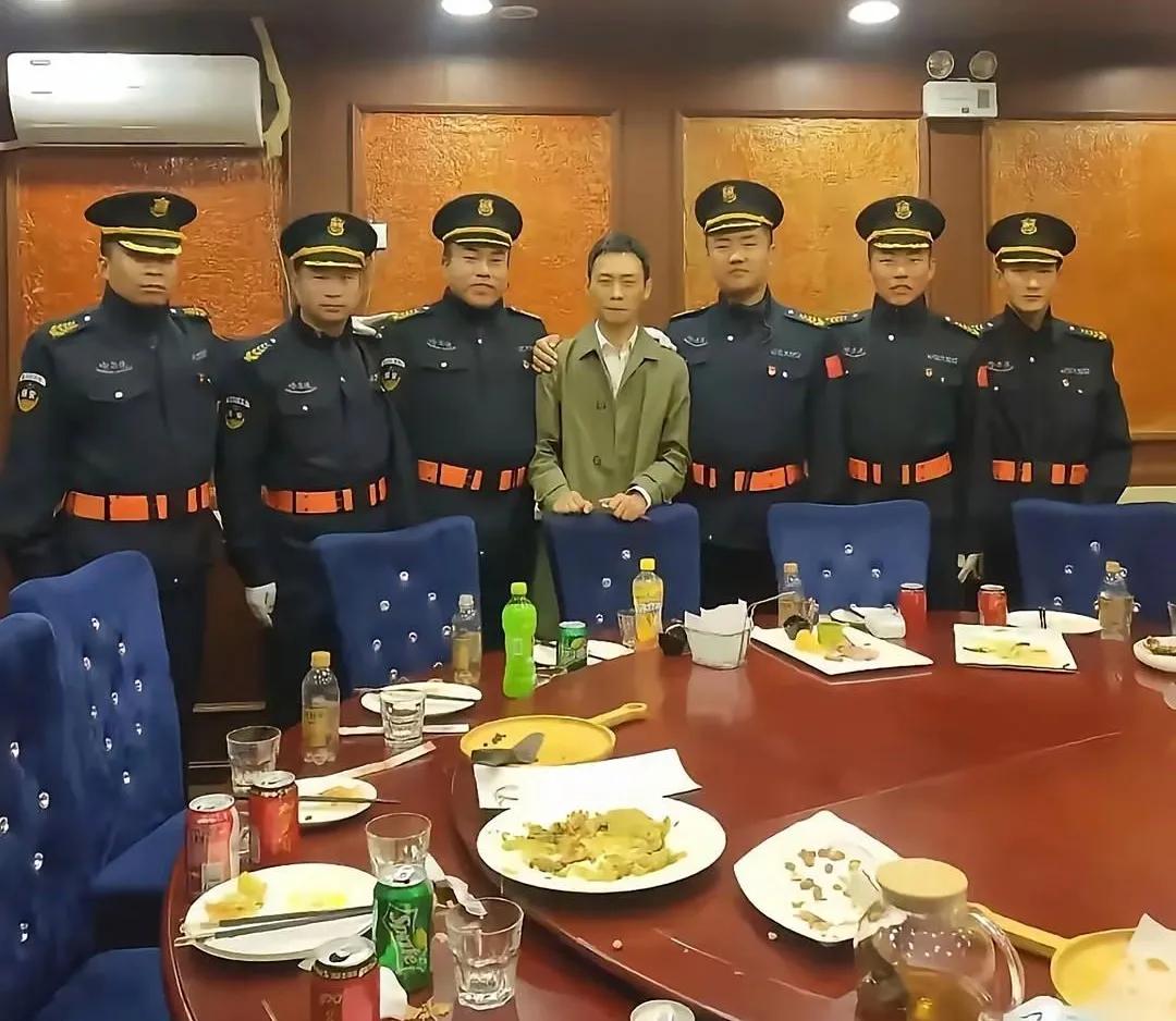 笑不活了，这谁把我们的男神张译拍成这个样子？

看到这张照片，我是既心疼张译，然