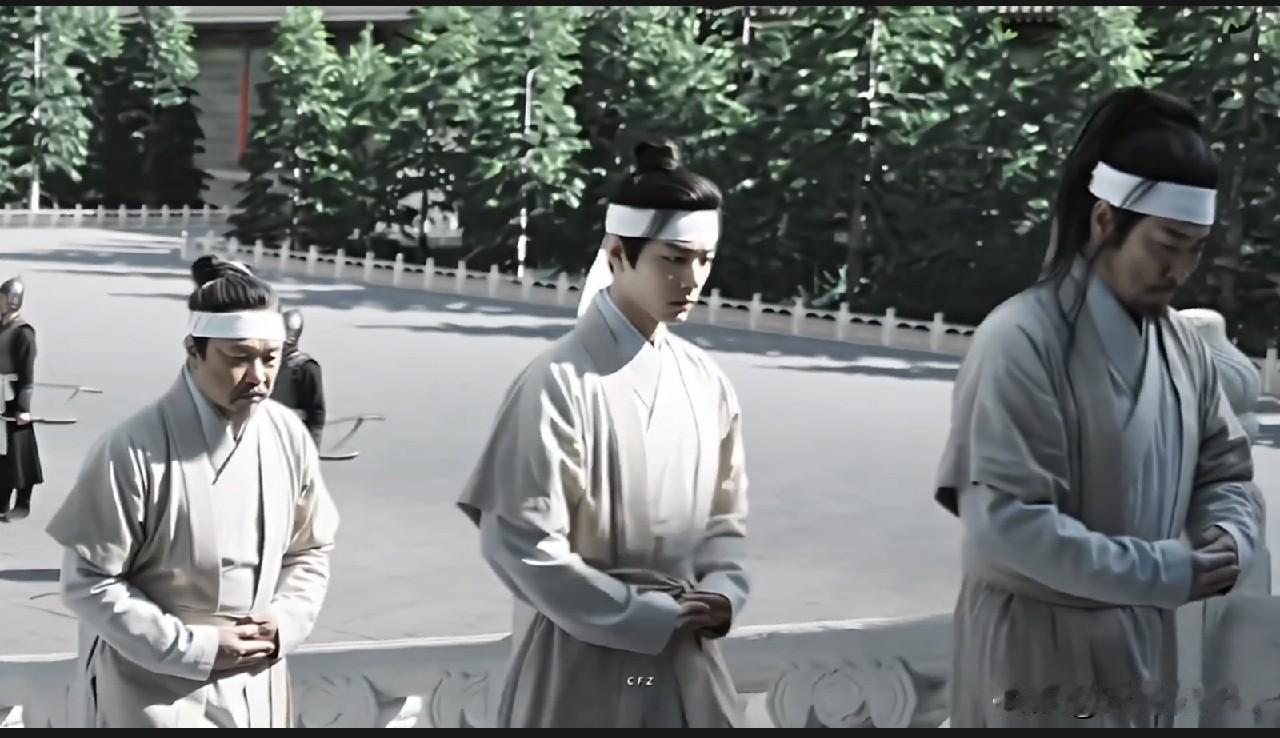 藏着人群中的肖战，也是与众不同的醒目，同样的服饰，仪态和气质截然不同，时影是仙气