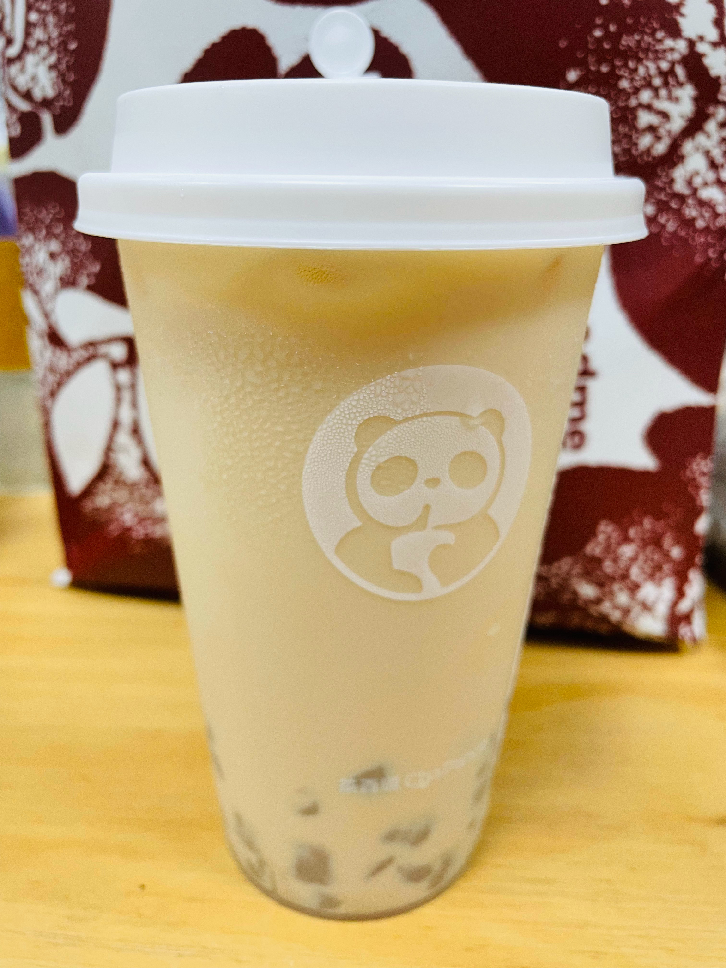 好闷 巨闷热 没人当出头鸟开空调 此刻闻着自己汗臭味喝杯冰奶茶