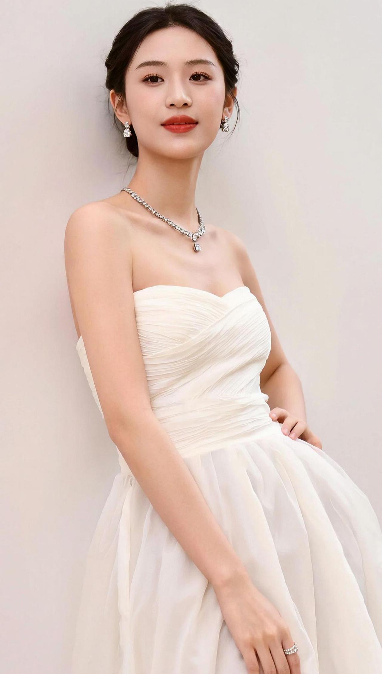 洁白的裙摆像云朵一样轻盈，简单的线条勾勒出优雅的轮廓，仿佛时间都慢了下来。阳光洒