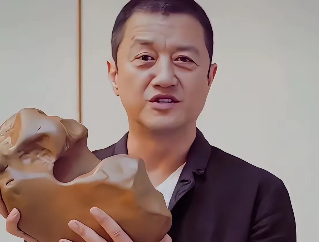 李亚鹏这几年做生意总不按套路出牌。总是做一些让人百思不得其解的事情。哪个行业不好