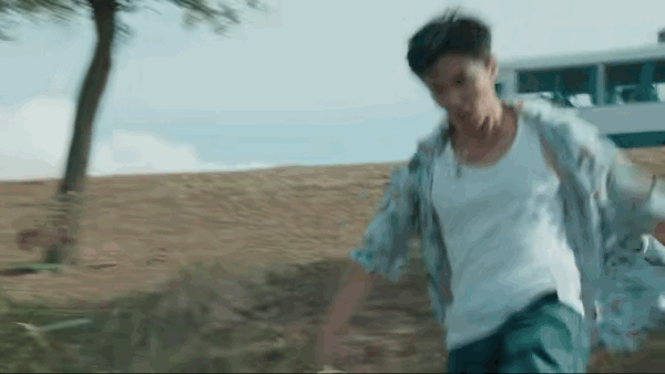 #迎风的青春迎的是马蜂#翟子路新剧《迎风的青春》开播，他在剧中饰演李肆，他要和小