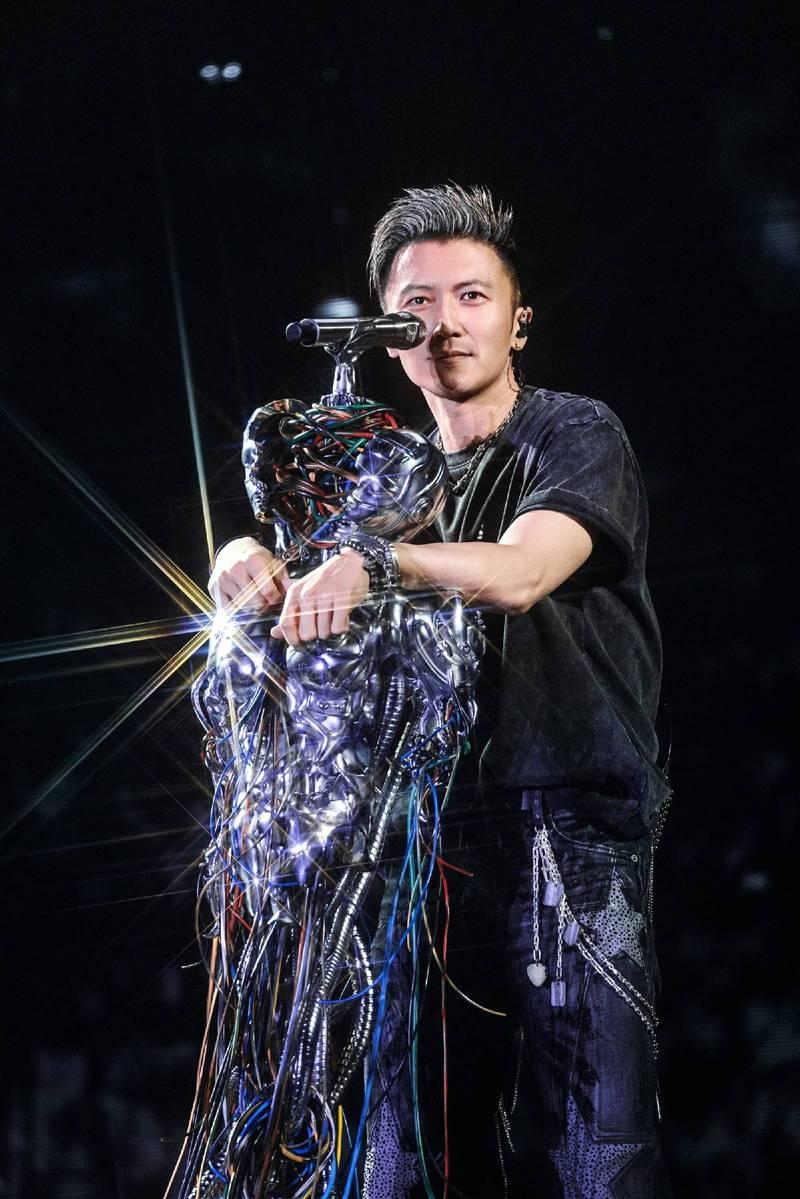 2026年5月30—31日，谢霆锋“进化”演唱会登陆北京鸟巢，这是他时隔23年重