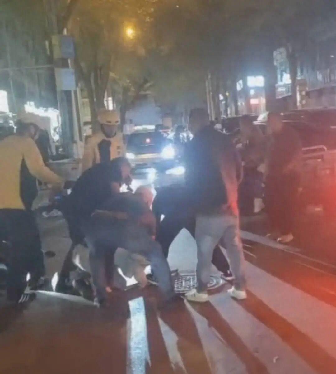 外卖小哥用电动车制止持刀伤人男子：不敢肉搏风险太高；美团已申报“先锋骑手”称号，