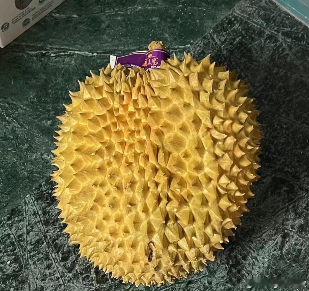 开榴莲开出三房榴莲糖开榴莲这事，跟开盲盒一样刺激。你永远不知道手里的榴莲是来报恩