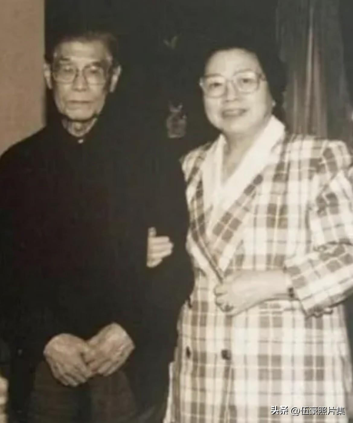 歌唱家王昆是革命家王鹤寿的亲侄女，在家称呼他为 “三叔” 。王鹤寿不仅是她的亲人