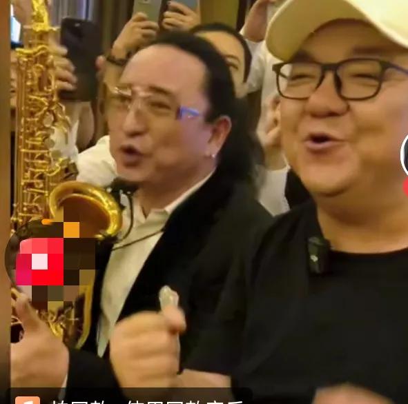 一场少年足球赛事的庆功宴直接刷屏网络，
董路邀约一众圈内好友齐聚现场
众人一起合
