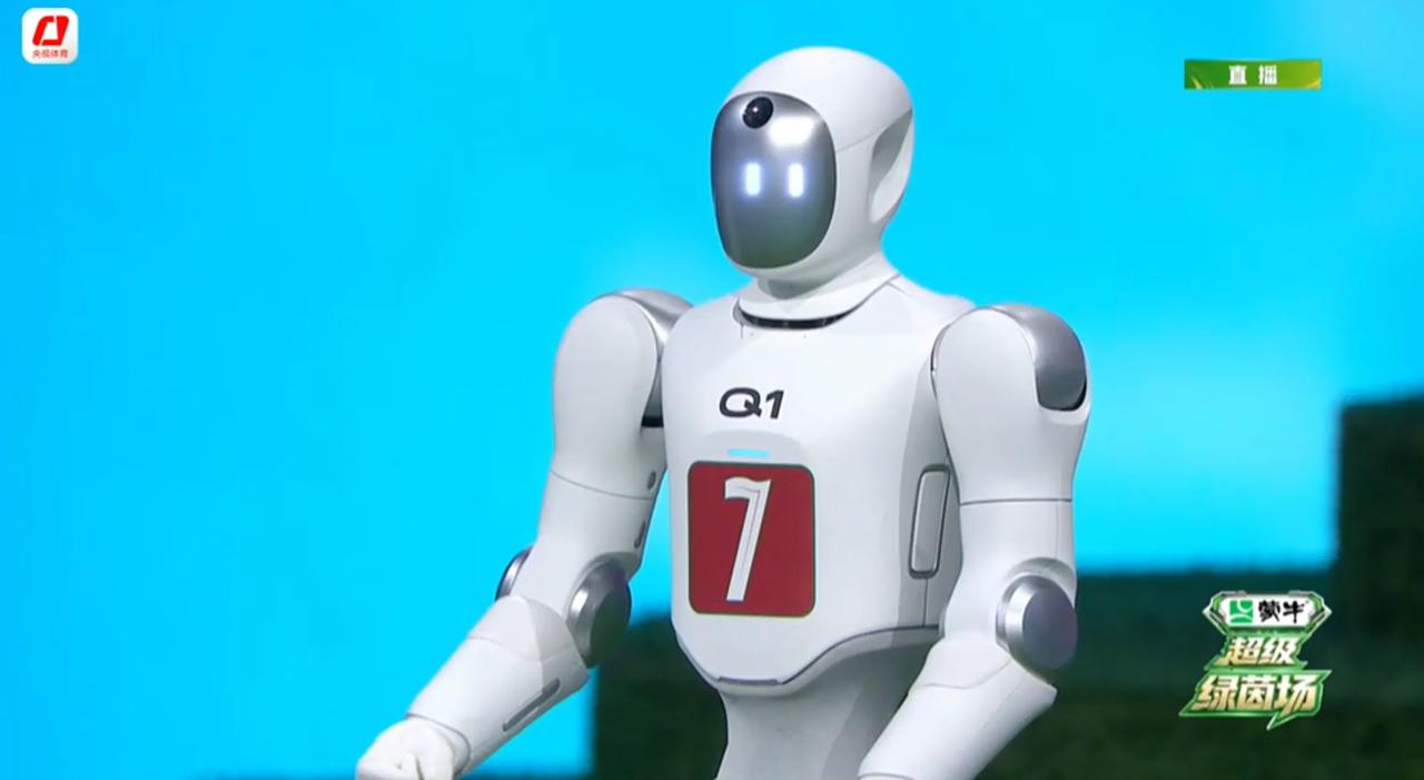 上纬新材打造的人形机器人“启元Q1”，成功登上央视大型足球特别节目“超级绿茵场”